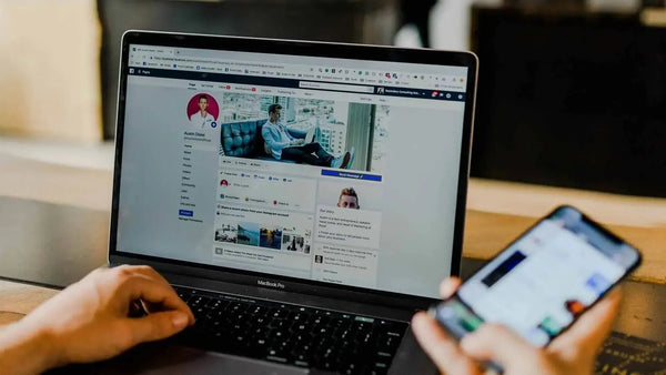 Laptop-Smartphone-Facebook (1)|Laptop-Smartphone-Facebook|Smartphone-Social Media|Tafel-Zielgruppe