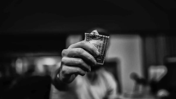 Social Media Agentur buchen Banner|Mann-Dollarscheine|Laptop-Geld|Mann-Dollarscheine