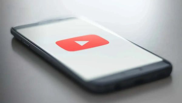 YouTube-Symbol-on-Smartphone|Mehr Aufrufe auf YouTube Banner|YouTube-on-Smartphones